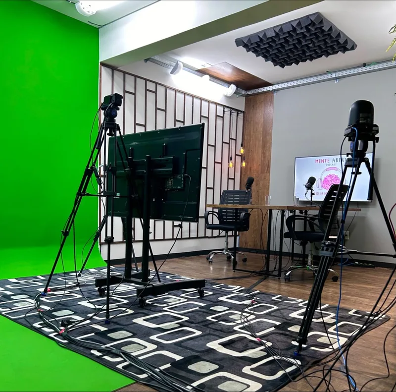 Estúdio com fundo verde (chroma key) e câmeras posicionadas para gravação