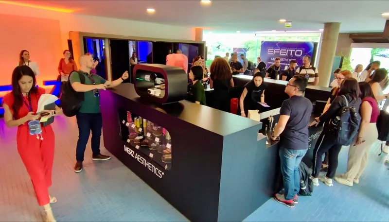 Totem com sistema interativo personalizado da Graphis em estande da Merz Aesthetics, com suporte técnico presencial em congresso médico