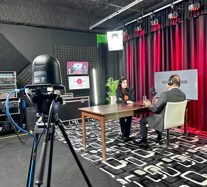 Gravação de podcast em estúdio próprio